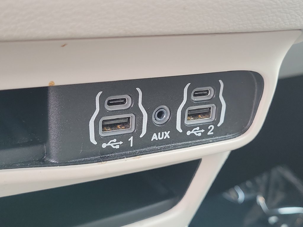 Used 2024 Chrysler Pacifica Touring-L FWD image 34