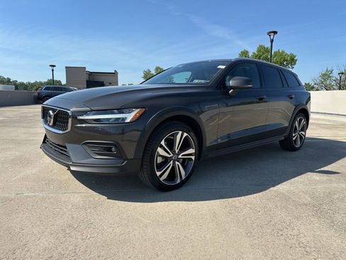 Certified 2025 Volvo V60 B5 Cross Country Plus AWD/4WD image 4