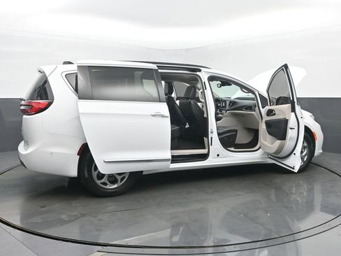 Used 2023 Chrysler Pacifica Limited AWD/4WD image 55