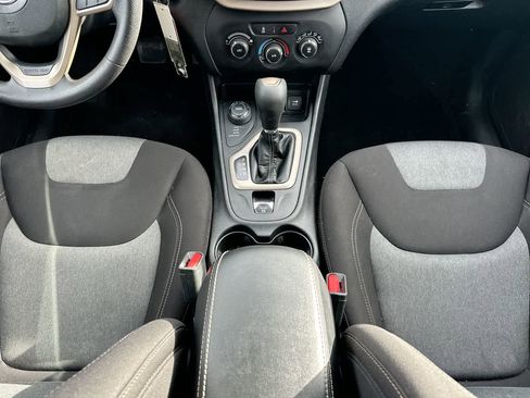 Used 2017 Jeep Cherokee Sport image 30