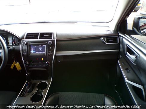 Used 2017 Toyota Camry SE FWD image 32