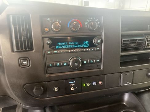 Used 2022 Chevrolet Express 2500 w/ Enhanced Convenience Package RWD image 17
