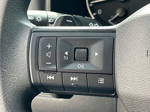 Used 2025 Nissan Rogue S AWD/4WD image 27