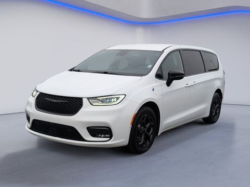 Used 2024 Chrysler Pacifica Select image 5