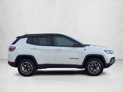 Used 2025 Jeep Compass Trailhawk AWD/4WD image 4