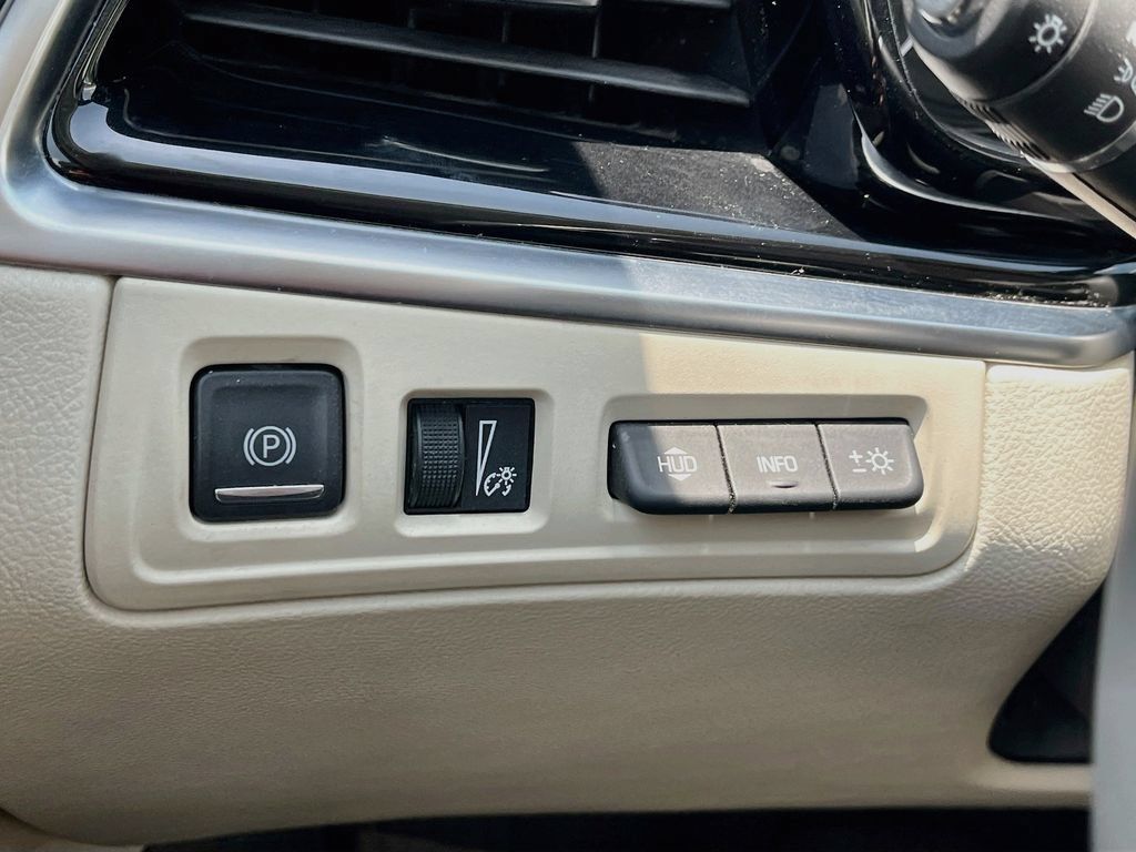 Used 2025 Cadillac XT6 Premium Luxury w/ Technology Package FWD image 10