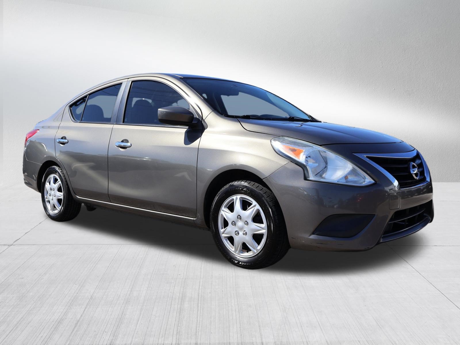 Used 2015 Nissan Versa SV FWD image 6