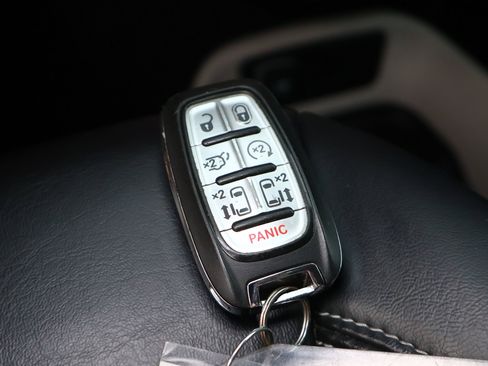 Used 2023 Chrysler Pacifica Touring-L FWD image 27