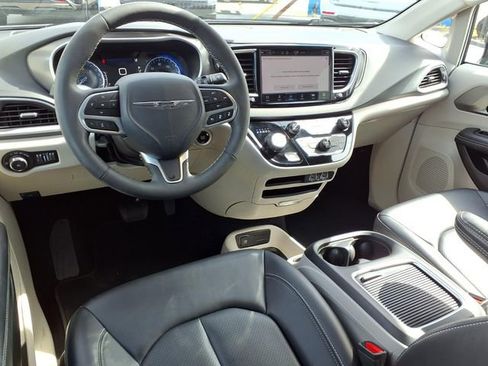 Used 2024 Chrysler Pacifica Touring-L image 6