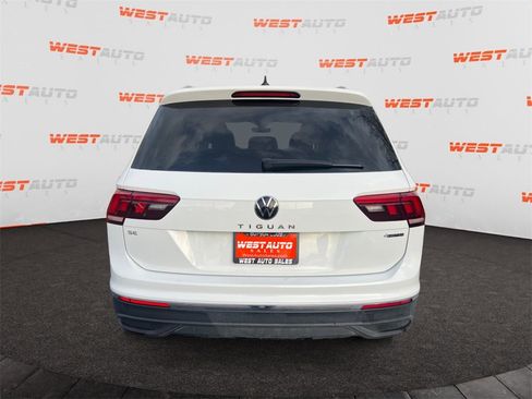 Used 2024 Volkswagen Tiguan SE w/ Panoramic Sunroof Package image 4
