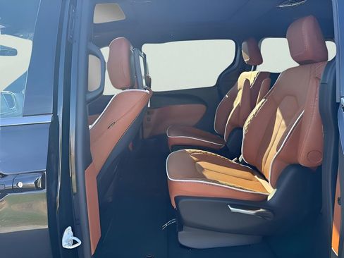 New 2026 Chrysler Pacifica Pinnacle image 34