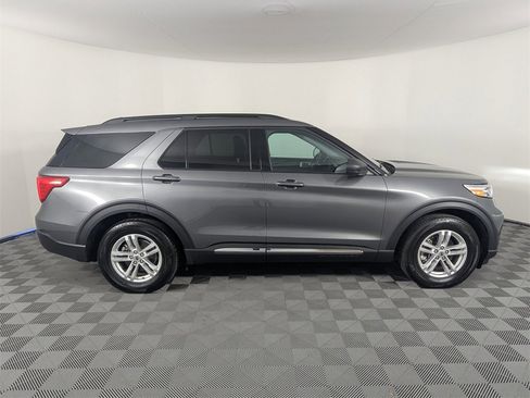 Used 2024 Ford Explorer XLT image 4