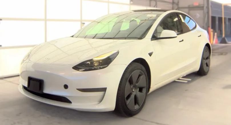 Used 2023 Tesla Model 3 Standard Range RWD image 1
