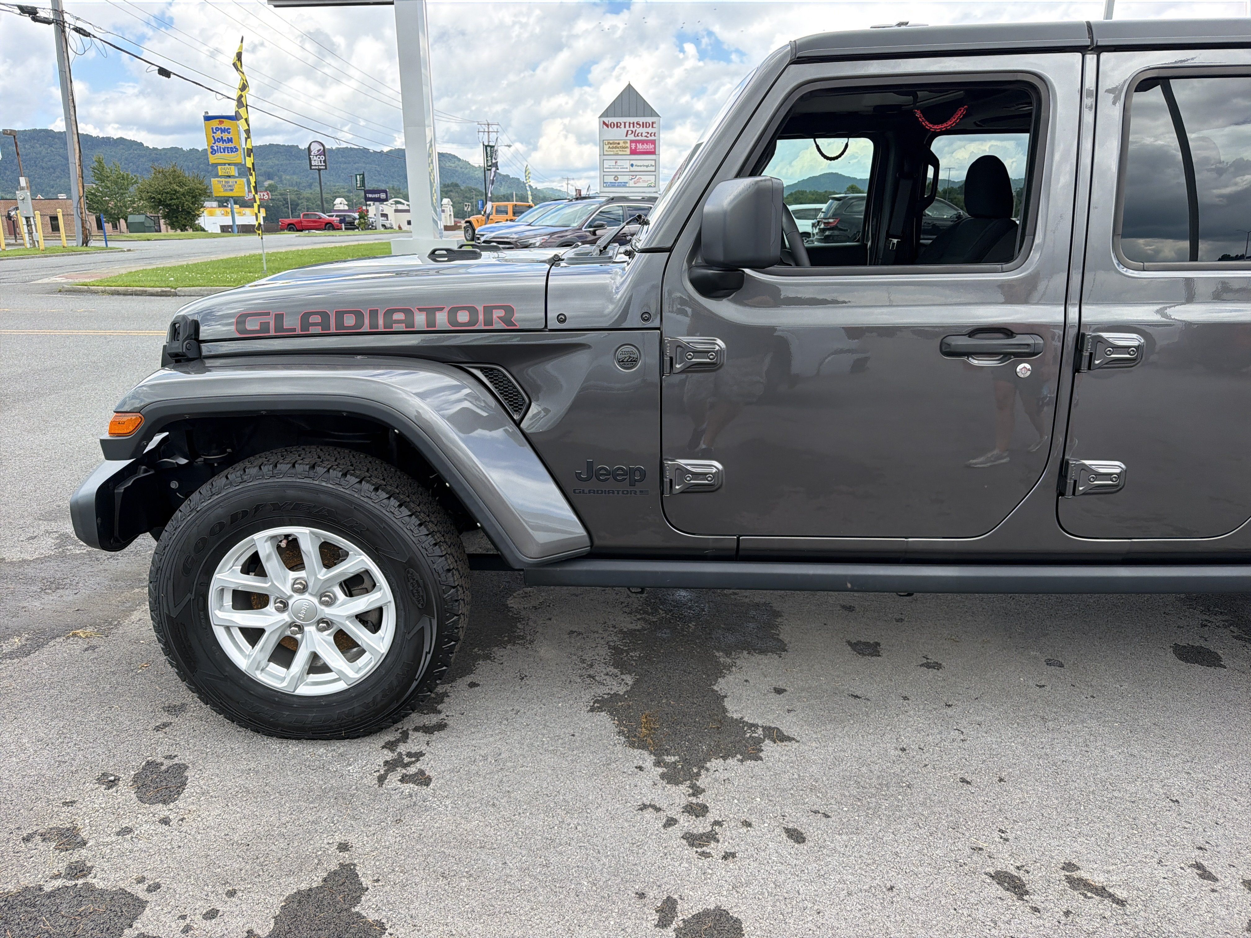 Used 2023 Jeep Gladiator Sport AWD/4WD image 13