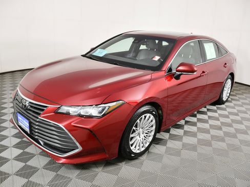 Used 2019 Toyota Avalon XLE w/ Moonroof Package image 10