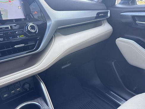 Used 2021 Toyota Highlander Platinum image 32