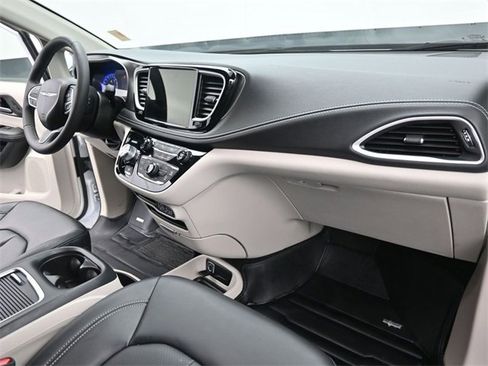 Used 2023 Chrysler Pacifica Touring-L image 24