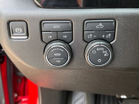 Used 2025 Chevrolet Silverado 1500 LT AWD/4WD image 20