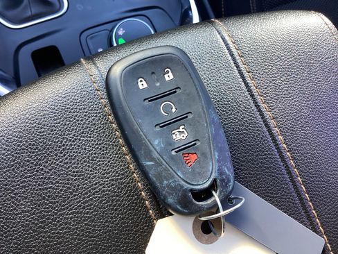 Used 2021 Chevrolet Traverse LT image 36