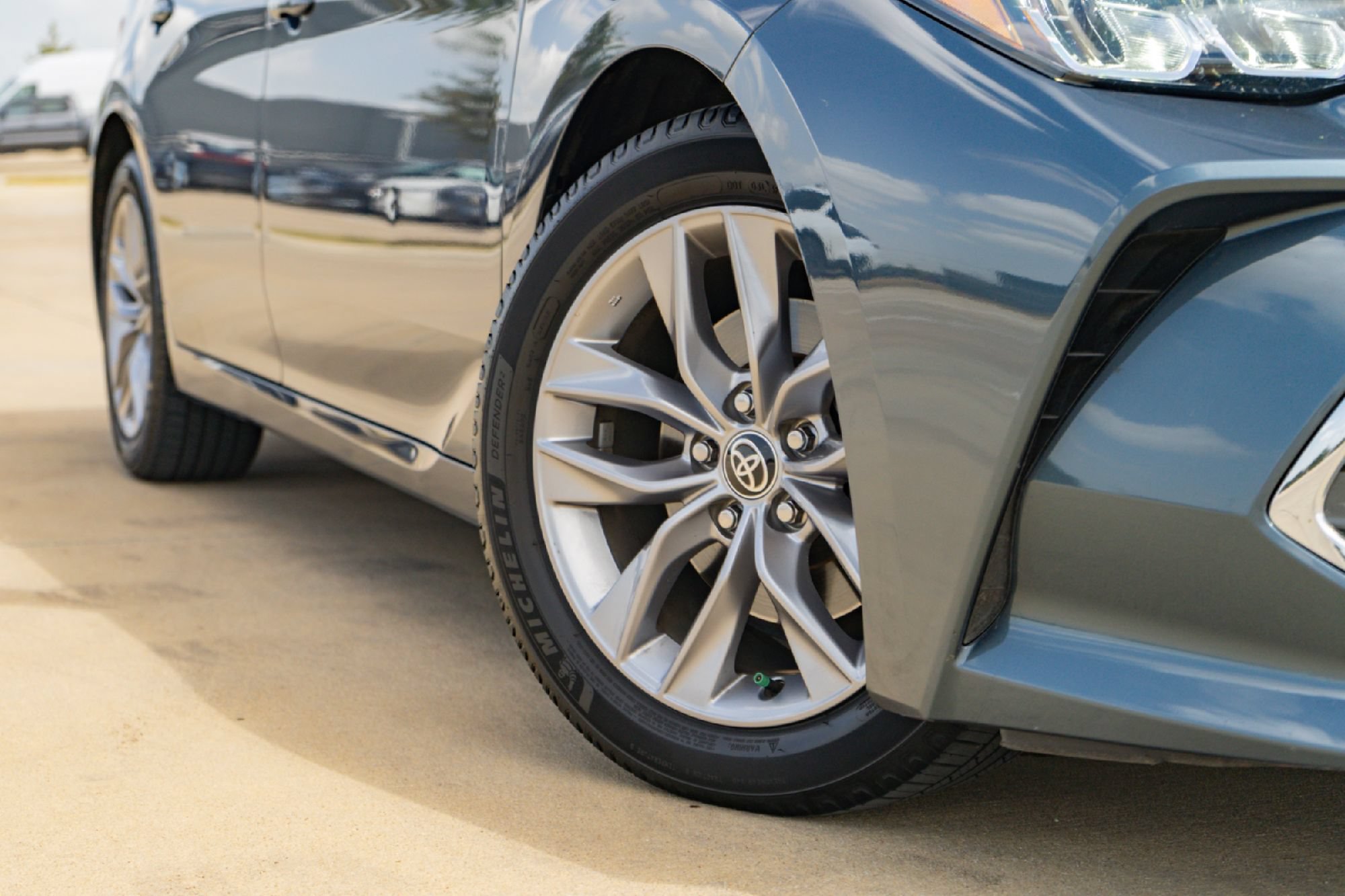 Used 2021 Toyota Avalon XLE FWD image 2