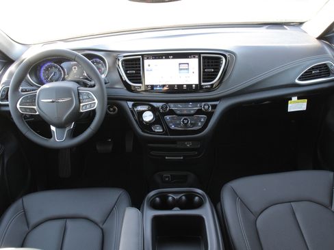 New 2026 Chrysler Pacifica Select image 2