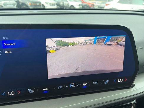 Used 2025 Chevrolet Traverse LT FWD image 29