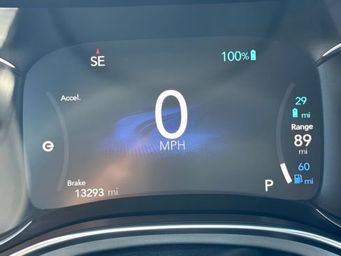 Used 2024 Chrysler Pacifica Premium FWD image 25