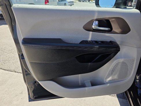 Used 2022 Chrysler Voyager LX image 33