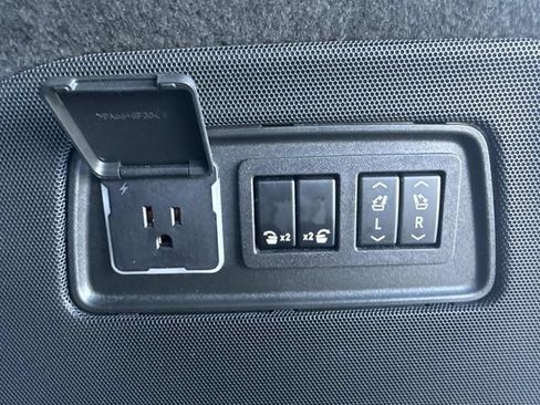 Certified 2024 Cadillac Escalade Luxury AWD/4WD image 55