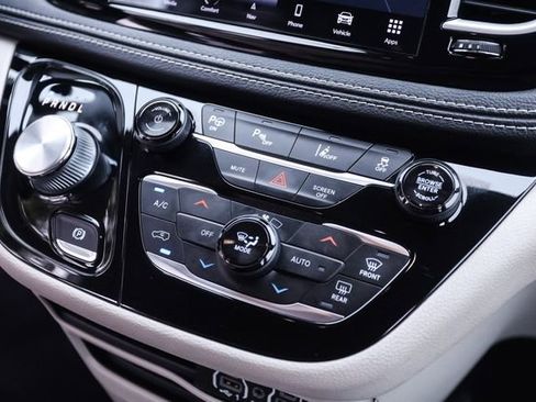 Used 2022 Chrysler Pacifica Touring-L w/ Uconnect Theater Family Group FWD image 34