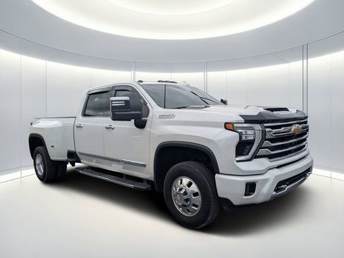 Used 2024 Chevrolet Silverado 3500 High Country w/ High Country Premium Package AWD/4WD image 2
