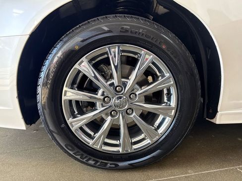 Used 2011 Buick Lucerne CXL image 36