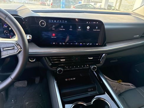 Used 2025 Chevrolet Suburban High Country image 22