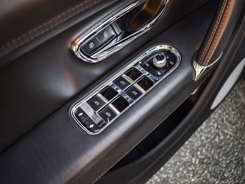 Used 2019 Bentley Bentayga image 20