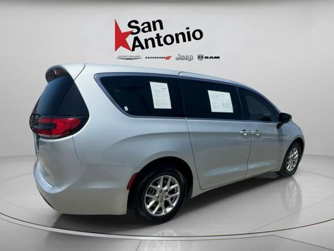 Certified 2024 Chrysler Pacifica Touring-L FWD image 15