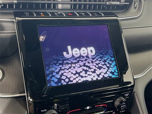 Used 2023 Jeep Grand Cherokee Laredo image 15