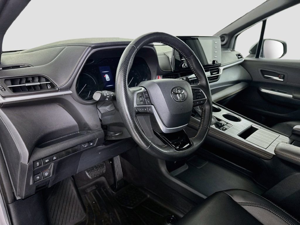 Used 2022 Toyota Sienna XLE Woodland Edition AWD/4WD image 9
