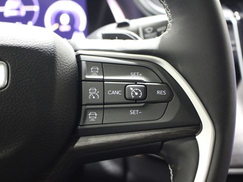 Used 2023 Jeep Grand Cherokee Limited w/ Black Appearance Package image 12