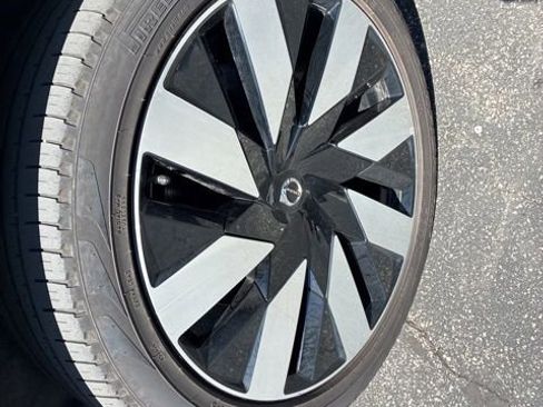 Used 2025 Volvo XC90 T8 Plus w/ Protection Package Premier AWD/4WD image 9