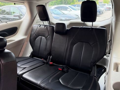 Used 2019 Chrysler Pacifica Touring-L FWD image 14