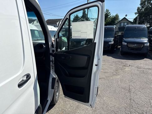 Used 2025 Mercedes-Benz Sprinter 2500 image 18