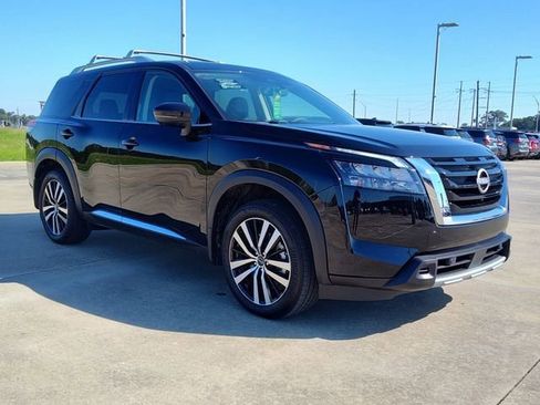 Used 2025 Nissan Pathfinder Platinum w/ Cargo Package image 12