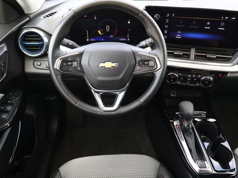 Used 2025 Chevrolet Trax LT w/ LT Convenience Package image 9