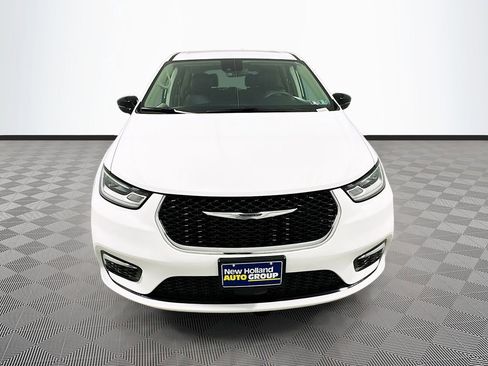 Used 2024 Chrysler Pacifica Touring-L FWD image 2