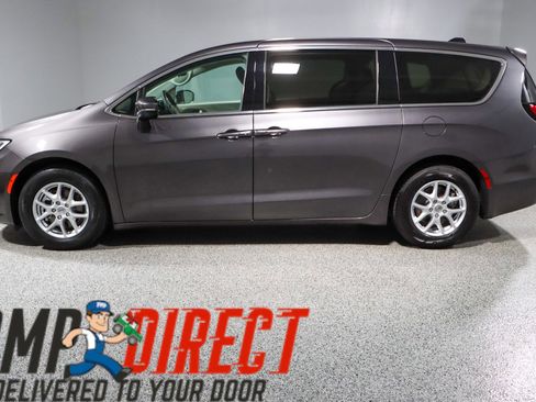 Used 2023 Chrysler Pacifica Touring-L FWD image 10