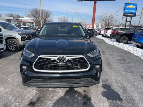 Used 2023 Toyota Highlander LE image 2