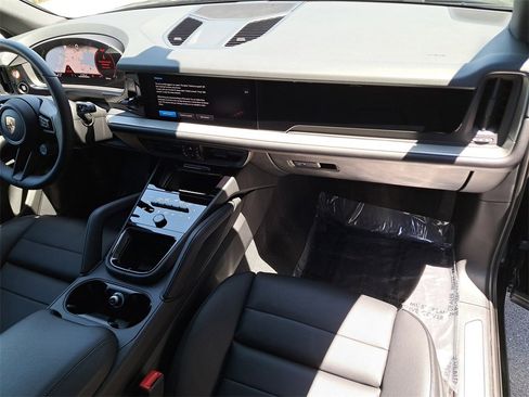 Used 2025 Porsche Cayenne image 19