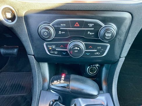 Used 2017 Dodge Charger SE w/ Power Sunroof Group image 31