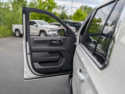 New 2025 Chevrolet Suburban Premier image 23