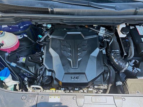 Used 2025 Kia Carnival FWD image 32